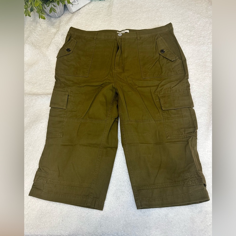 Men’s green cargo trouser shorts Size 40